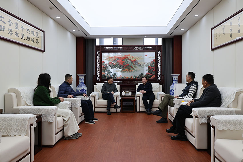 ������л�Գ���  ͬ�����δٷ�չ